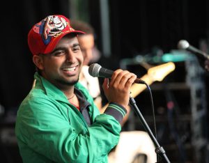 Gopi-Shokar-performing-with-Jassi-Sidhu