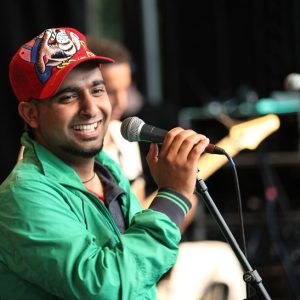 Gopi-Shokar-performing-with-Jassi-Sidhu