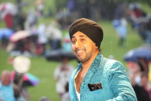 Jassi-Sidhu-performing-in-the-rain-at-the-Mela
