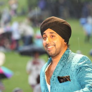 Jassi-Sidhu-performing-in-the-rain-at-the-Mela