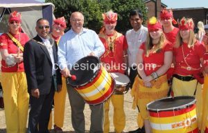 cllr-sandhu-cllr-kite-and-gurvinder-sandher-with-bloco-fogo-at-temple-hill-carnival