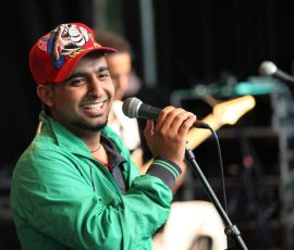 Gopi-Shokar-performing-with-Jassi-Sidhu