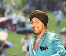 Jassi-Sidhu-performing-in-the-rain-at-the-Mela