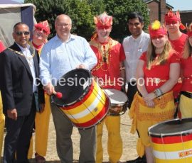 cllr-sandhu-cllr-kite-and-gurvinder-sandher-with-bloco-fogo-at-temple-hill-carnival